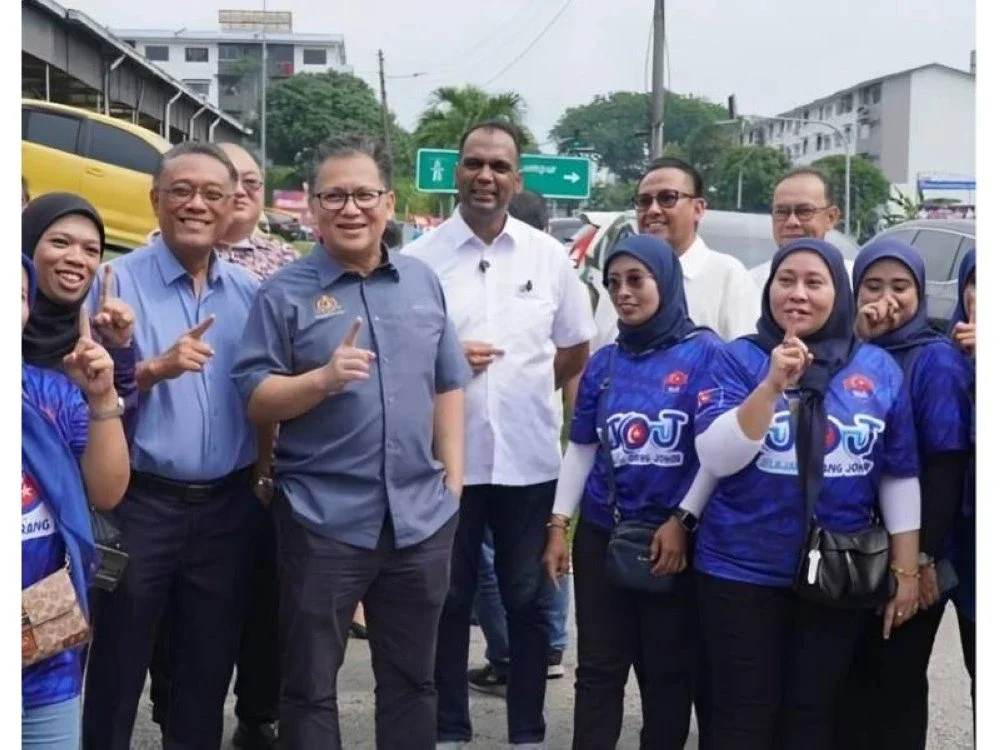 Nur Jazlan (tiga, kiri) yakin calon BN DUN Kempas, Datuk Ramlee Bohani (dua, kiri) dan calon BN DUN Perling, Pannir Selvam (empat, kiri) adalah plihan terbaik untuk berkhidmat kepada rakyat di kedua-dua kawasan itu.