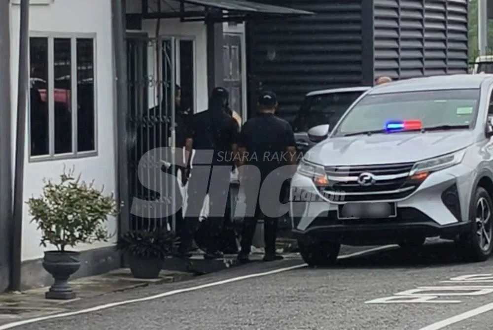 Seorang remaja perempuan dibawa keluar dari Mahkamah Majistret Telok Datok pada Jumaat, atas satu pertuduhan cuba membunuh rakan.