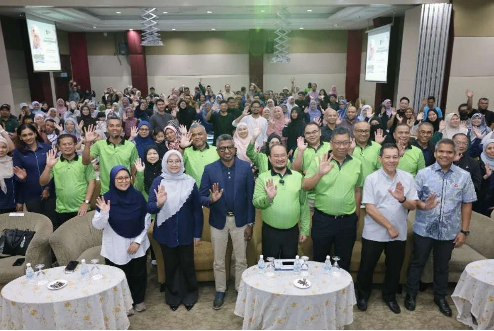 Mustakim (tengah) merakam gambar bersama peserta Program Literasi Kewangan 'Cilik-Cilik Dah Celik' ke Pantai Timur yang diadakan di Hotel Grand Puteri di Kuala Terengganu pada Jumaat.