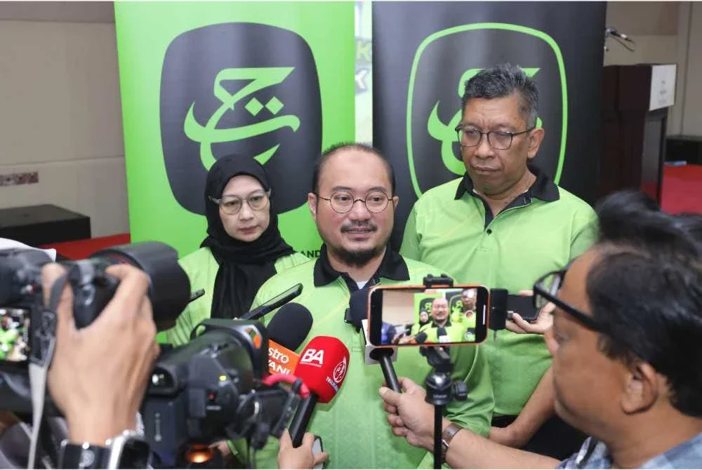 Mustakim (tengah) ketika sidang akhbar sempena program literasi kewangan 'Cilik-Cilik Dah Celik' ke Pantai Timur di Hotel Grand Puteri di Kuala Terengganu pada Jumaat.