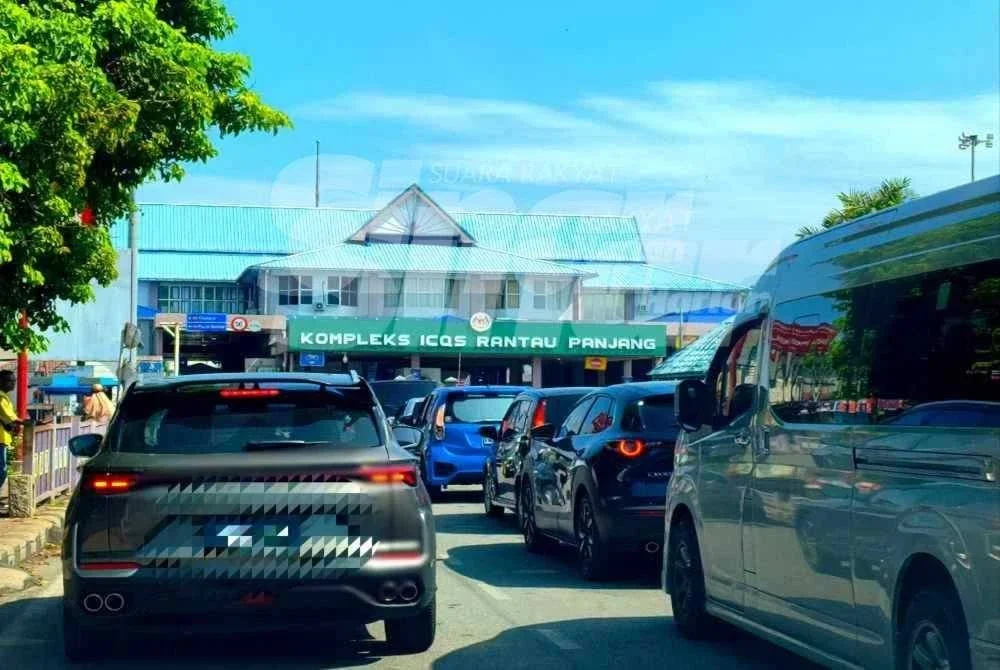 Suasana di ICQS Rantau Panjang kembali sibuk seperti biasa pada hujung minggu selepas 12 hari berlalu insiden letupan bom di Daerah Tak Bai, Narathiwat, Thailand yang berlaku pada 29 Jun lalu sehingga mencederakan dua rakyat Malaysia. Foto:SINAR HARIAN/HAZELEN LIANA KAMARUDIN
