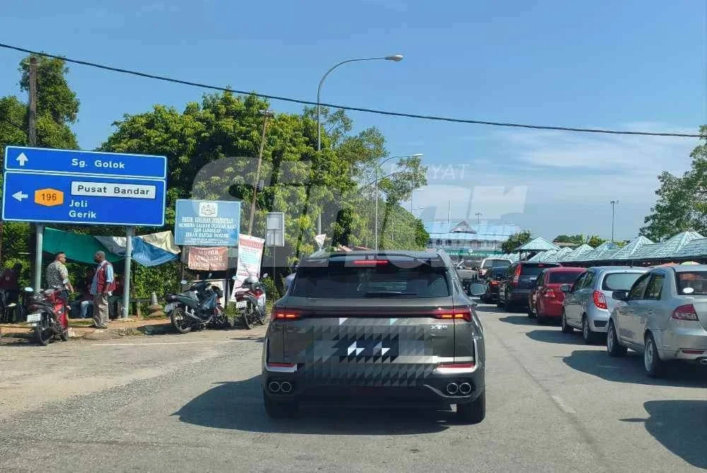 Tinjauan Sinar Harian di lokasi pada Jumaat bermula jam 10 pagi hingga 12.30 tengah hari mendapati aliran kenderaan pengunjung Malaysia masuk ke negara jiran kembali rancak selepas sedikit merosot dalam tempoh beberapa hari sejurus insiden itu berlaku.Foto:SINAR HARIAN/HAZELEN LIANA KAMARUDIN
