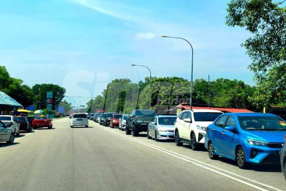 Tinjauan Sinar Harian di lokasi pada Jumaat bermula jam 10 pagi hingga 12.30 tengah hari mendapati aliran kenderaan pengunjung Malaysia masuk ke negara jiran kembali rancak selepas sedikit merosot dalam tempoh beberapa hari sejurus insiden itu berlaku.Foto:SINAR HARIAN/HAZELEN LIANA KAMARUDIN
