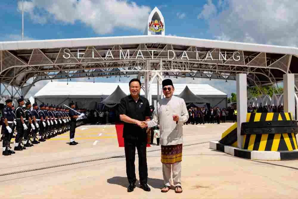 Anwar bersama Anutin Charnvirakul semasa Majlis Perasmian ICQS Bukit Kayu Hitam pada Jumaat. Foto Pejabat Perdana Menteri