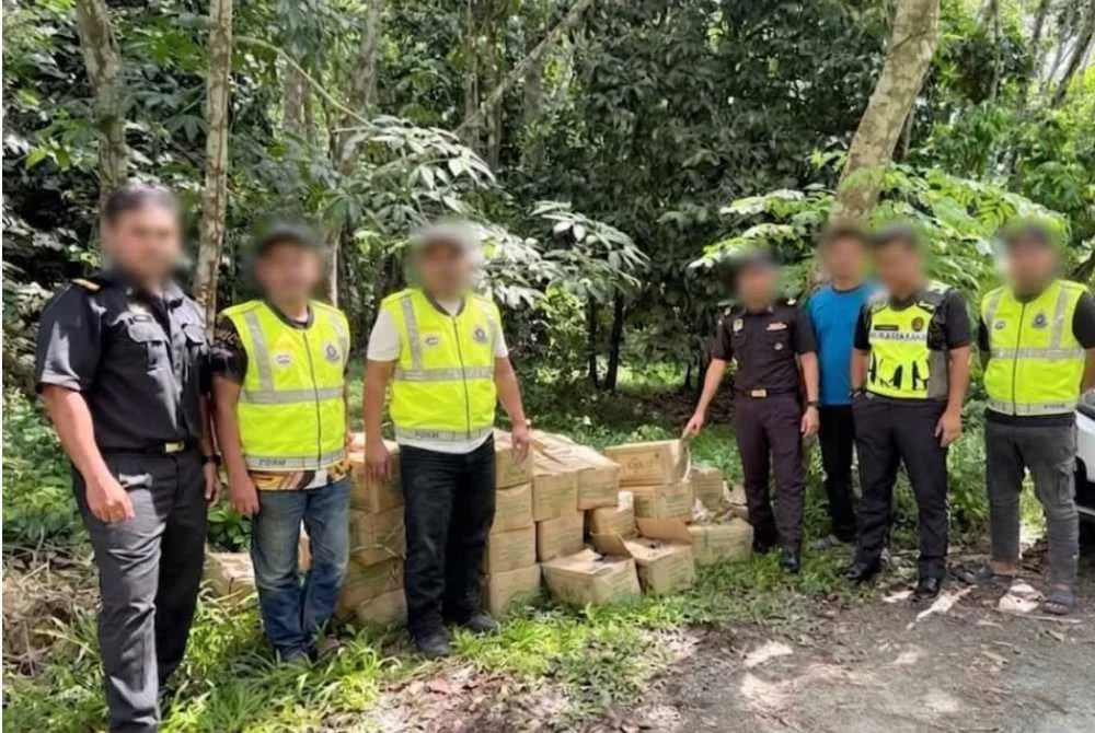 Tindakan nekad dipercayai akibat panik selepas menyedari diekori pihak berkuasa menyebabkan penyeludup sanggup mencampak 595 peket minyak masak bersubsidi di dalam kawasan semak sebelum melarikan diri dalam kejadian di Kampung Lumpur, Jeram Perdah, Pasir Mas pada Jumaat.