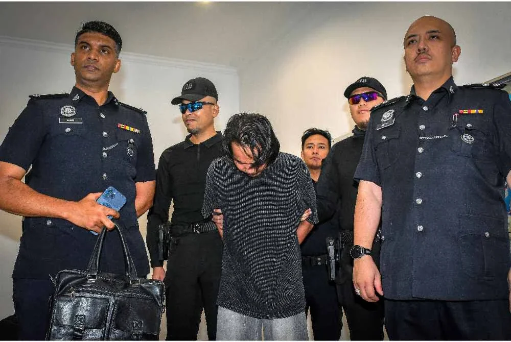 Seorang petugas sebuah kolej swasta mengaku tidak bersalah di Mahkamah Sesyen hari ini atas pertuduhan melakukan amang seksual dan liwat terhadap dua remaja lelaki, bulan lepas. - Foto: Bernama