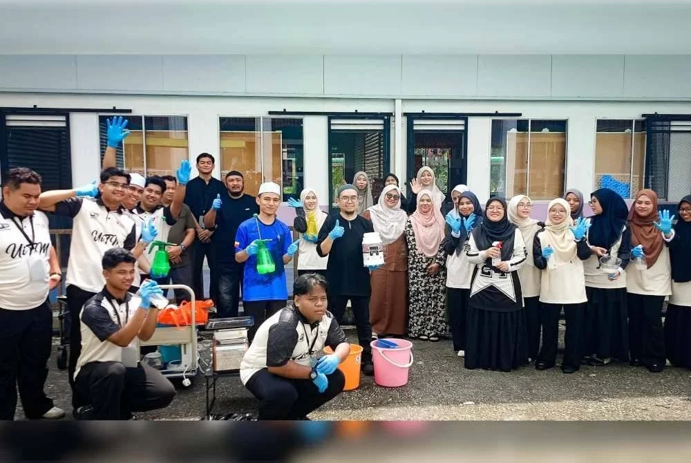 USTAZ MUHAMAD ELYAS (tengah) menunjukkan cara-cara sertu pelbagai barangan termasuk untuk kegunaan industri halal. 