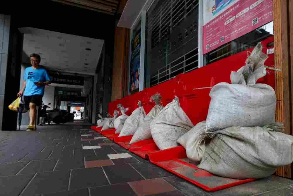 Beg pasir disusun di luar sebuah bangunan sebagai persediaan menghadapi ketibaan Taufan Bavi di Keelung pada hari ini.