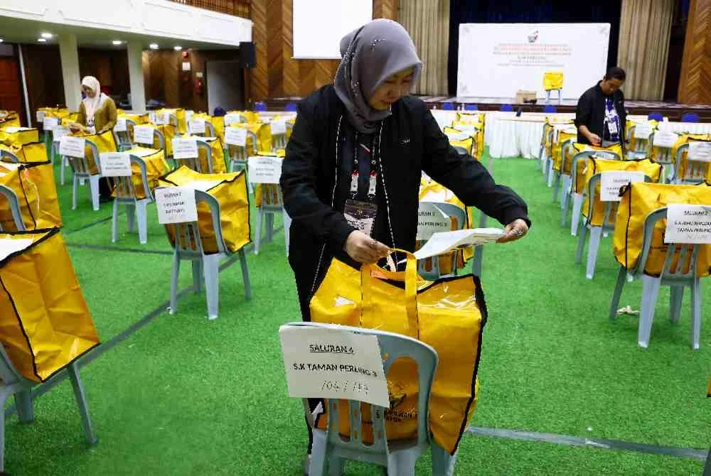 Petugas SPR membuat pemeriksaan akhir ke atas bag kuning yang menyimpan peti undi serta dokumen penting pengundian untuk diagihkan ke kawasan DUN Perling sempena PRN Johor, esok ketika tinjauan di Pusat Penjumlahan Rasmi Undi bagi DUN Perling di Dewan Jubli Intan, Johor Bahru hari ini. Foto: Bernama