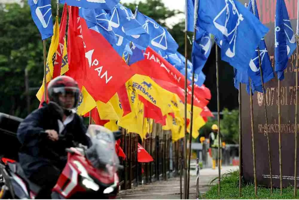 Perang bendera antara PH dan BN dapat dilihat di sekitar Taman Pelangi, Johor Bahru. Foto Bernama