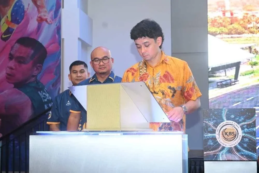 Tengku Hassanal menandatangani plag sebagai simbolik perasmian Kompleks Belia dan Sukan (KOMBES) Pahang di sino pada Jumaat. Foto Jabatan Penerangan