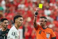 Michael Oliver telah melayangkan sebanyak lapan kad kuning dalam perlawanan Maghribi-Kanada sebelum ini. Foto Agensi