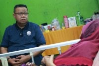Mohd Sumali melawat salah seorang penduduk di kawasan Benut.