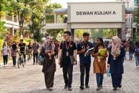 Kita harus menyemak semula kesedaran dan kefahaman sesetengah kita tentang kedudukan sebenar ilmu, universiti, mahasiswa dan masyarakat. Foto dijana AI