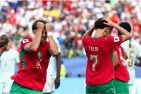 Pemain tengah Maghribi, Neil El Aynaoui (kiri) kecewa apabila terlepas peluang menjaringkan gol ketika menentang Perancis di suku akhir. Foto Agensi
