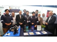 Ketua Pengarah Pendidikan Politeknik dan Kolej Komuniti, Dr Shamsuri Abdullah (dua dari kiri) bersama para pelajar yang mengambil bahagian dalam pameran TVET yang diadakan baru-baru ini. 
