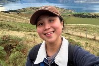 Jing Tong berkongsi pengalaman menghantar kertas undi pos ke Johor menjelang PRN Johor serta menzahirkan tekad untuk pulang menunaikan tanggungjawab mengundi demi menentukan masa depan negeri. - Foto: Bernama