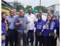 Nur Jazlan (tiga, kiri) yakin calon BN DUN Kempas, Datuk Ramlee Bohani (dua, kiri) dan calon BN DUN Perling, Pannir Selvam (empat, kiri) adalah plihan terbaik untuk berkhidmat kepada rakyat di kedua-dua kawasan itu.
