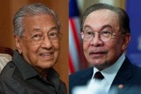 Anwar (kanan) hari ini mengucapkan selamat ulang tahun kelahiran ke-101 kepada Tun Dr Mahathir Mohamad.