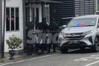 Seorang remaja perempuan dibawa keluar dari Mahkamah Majistret Telok Datok pada Jumaat, atas satu pertuduhan cuba membunuh rakan.