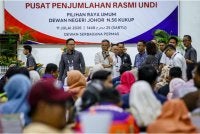 Ramlan (tengah) meninjau persiapan akhir SPR menjelang PRN Johor Ke-16 di Pusat Penjumlahan Rasmi Undi DUN Kukup di Dewan Serbaguna Permas, hari ini. - Foto: Bernama