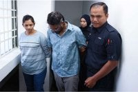 Pasangan suami isteri itu didakwa melakukan khianat dengan api dengan niat membinasakan empat rumah.