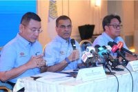 Ketua Pegawai Eksekutif Kumpulan PERKESO, Datuk Seri Dr Mohammed Azman Aziz Mohammed (tengah) bercakap dalam sidang media berkaitan 'Lindung 24 Jam' di Menara Perkeso Jalan Ampang pada Jumaat. FOTO: SINAR HARIAN / MOHD HALIM ABDUL WAHID