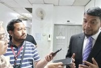 Muhammad Rafique (kanan) ditemui selepas prosiding di Mahkamah Sesyen Johor Bahru.