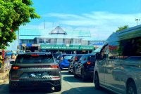 Suasana di ICQS Rantau Panjang kembali sibuk seperti biasa pada hujung minggu selepas 12 hari berlalu insiden letupan bom di Daerah Tak Bai, Narathiwat, Thailand yang berlaku pada 29 Jun lalu sehingga mencederakan dua rakyat Malaysia. Foto:SINAR HARIAN/HAZELEN LIANA KAMARUDIN
