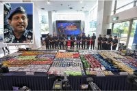 Dadah yang dirampas. Gambar kecil: Hussein.