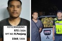 Cubaan kali pertama seorang lelaki menyeludup 700 kg durian dari Thailand tidak berjaya selepas dicekup PGA di pangkalan haram Abe Li Posmen, Rantau Panjang pada Khamis. 