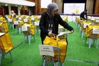 Petugas SPR membuat pemeriksaan akhir ke atas bag kuning yang menyimpan peti undi serta dokumen penting pengundian untuk diagihkan ke kawasan DUN Perling sempena PRN Johor, esok ketika tinjauan di Pusat Penjumlahan Rasmi Undi bagi DUN Perling di Dewan Jubli Intan, Johor Bahru hari ini. Foto: Bernama
