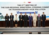 Athur (empat, kanan) bersama delegasi menteri-menteri ASEAN lain yang hadir pada Mesyuarat Ke-27 Sub-Regional Ministerial Steering Committee on Transboundary Haze Pollution (MSC).