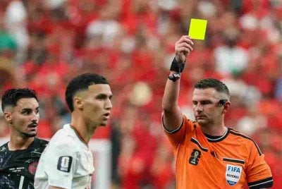 Michael Oliver telah melayangkan sebanyak lapan kad kuning dalam perlawanan Maghribi-Kanada sebelum ini. Foto Agensi