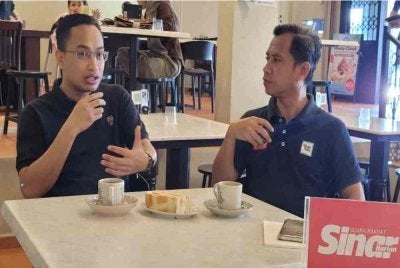 Mohammad Tawfik (kiri) ketika program Interviu sempena PRN Johor pada Khamis.