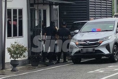 Seorang remaja perempuan dibawa keluar dari Mahkamah Majistret Telok Datok pada Jumaat, atas satu pertuduhan cuba membunuh rakan.