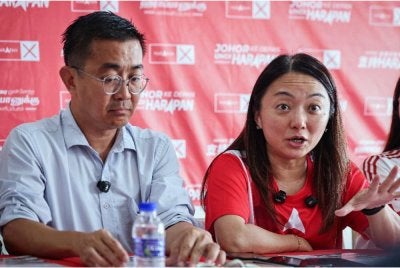 Hannah Yeoh (kanan) bersama calon PH DUN Pekan Nanas, Yeo Tung Siong (kiri) dalam sidang akhbar di sini, hari ini. - Foto: Bernama