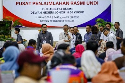 Ramlan (tengah) meninjau persiapan akhir SPR menjelang PRN Johor Ke-16 di Pusat Penjumlahan Rasmi Undi DUN Kukup di Dewan Serbaguna Permas, hari ini. - Foto: Bernama