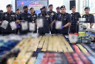 Hussein (tiga dari kiri) menunjukkan dadah yang dirampas.