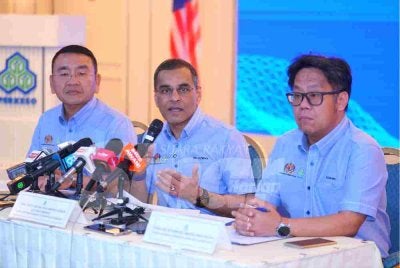 Mohammed Azman (tengah) bercakap dalam sidang media berkaitan 'Lindung 24 Jam' di Menara PERKESO Jalan Ampang, pada Jumaat. FOTO SINAR HARIAN/MOHD HALIM ABDUL WAHID