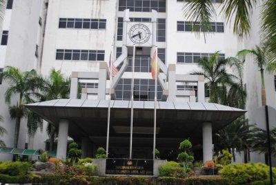 Seorang petugas sebuah kolej swasta mengaku tidak bersalah di Mahkamah Sesyen atas pertuduhan melakukan amang seksual dan liwat terhadap 2 remaja lelaki, bulan lepas. - Gambar hiasan