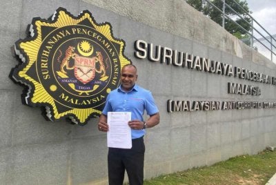 Jeyenderan hadir ke ibu pejabat SPRM bagi menyerahkan surat memohon agar siasatan berkenaan dapat disegerakan.