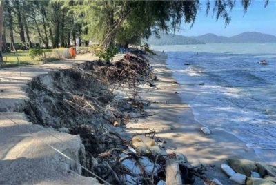 Laporan Sinar Harian Januari lalu melaporkan hakisan pantai di Batu Ferringhi, Pulau Pinang.
