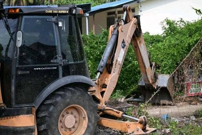 Tindakan perobohan yang dilakukan di sebuah gerai lemang di atas tanah rizab jalan di Sungai Limau di sini pada Khamis.