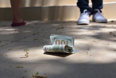 WANG atau barang bernilai yang dijumpai perlu dihebahkan kepada orang ramai terlebih dahulu. Foto Canva