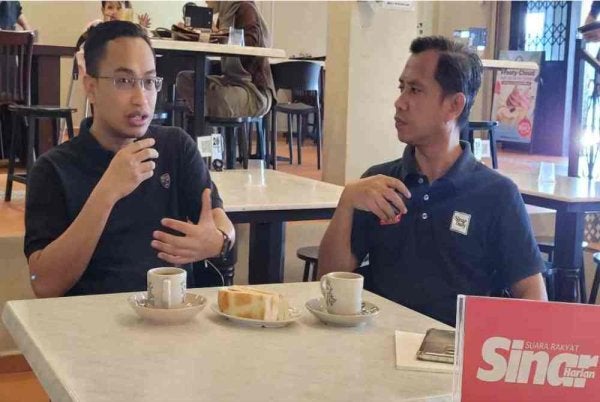 Mohammad Tawfik (kiri) ketika program Interviu sempena PRN Johor pada Khamis.