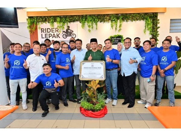 Sheikh Ahmad Nafiq (tiga, kanan) bersama Datuk Bandar MBJB dan Pengerusi My Gig bersama sebahagian daripada pekerja gig Johor pada majlis perasmian pada Jumaat.