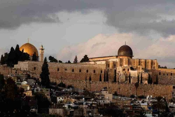 Pihak berkuasa Israel melarang Sheikh Mohammad Hussein, yang merupakan Mufti Besar Baitulmuqaddis dan Palestin daripada memasuki pekarangan Masjid Al-Aqsa bagi tempoh satu minggu. Foto: Reuters 