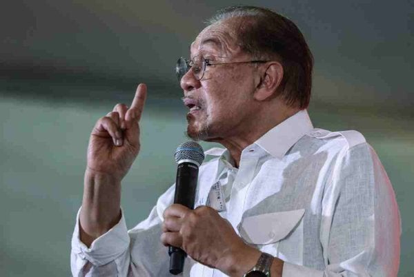 Anwar berucap ketika hadir pada Grand Finale DUN Layang- Layang sempena kempen Pilihan Raya Negeri (PRN) Johor ke-16 di Simpang Renggam hari ini. Foto: Bernama 