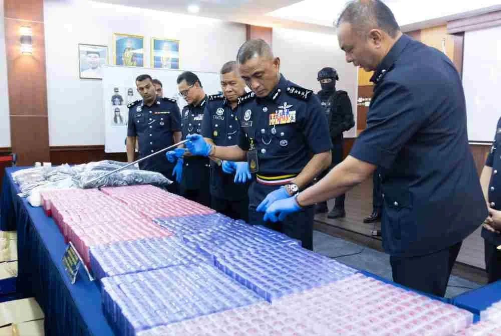 Polis merampas cecair vape disyaki mengandungi dadah. Foto PDRM